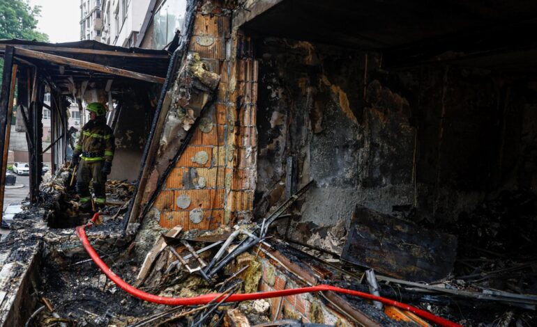 Un nuevo ataque masivo de Rusia deja un muerto en Kiev, daños en una guardería y en el metro y varios incendios
