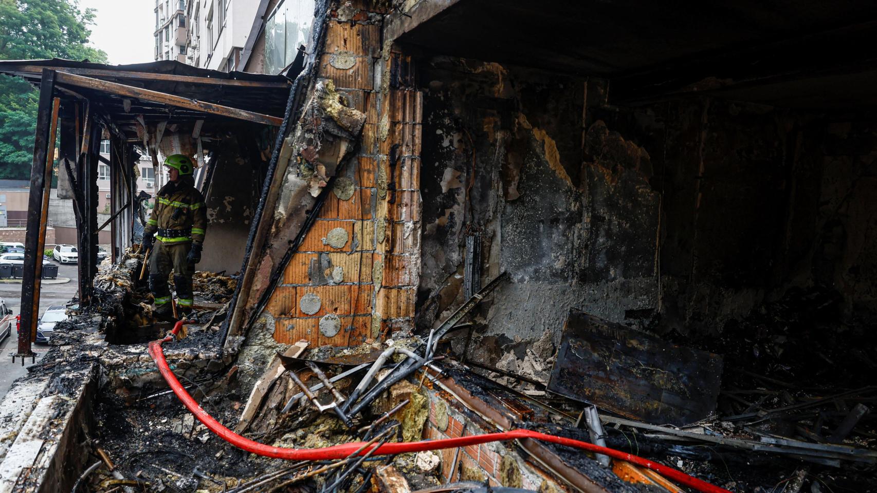 Un nuevo ataque masivo de Rusia deja un muerto en Kiev, daños en una guardería y en el metro y varios incendios