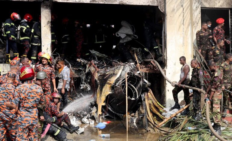 Al menos 19 muertos y 100 heridos en el accidente de un avión militar en Bangladés