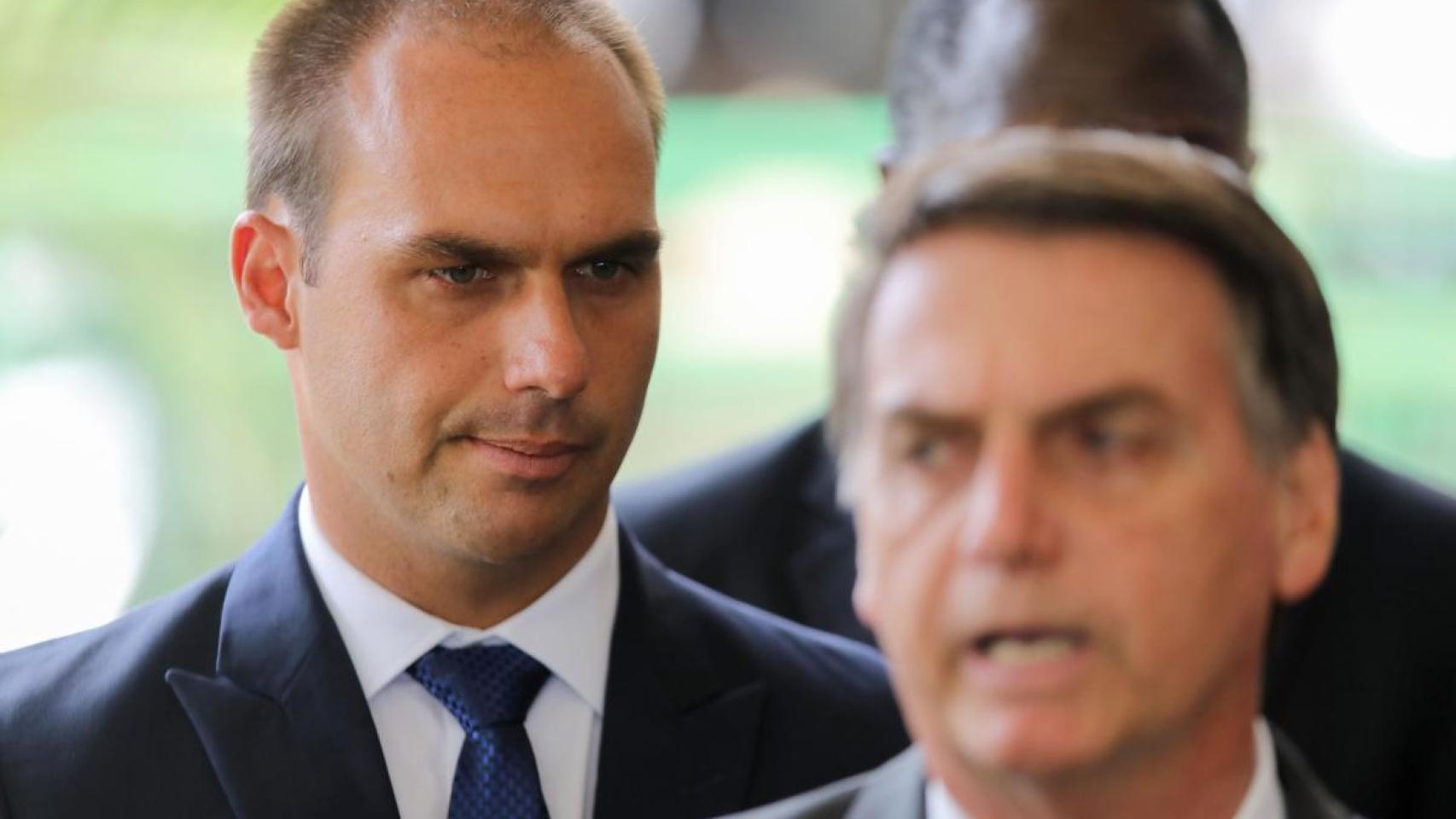 La Justicia de Brasil bloquea los activos del hijo de Bolsanaro y amenaza al expresidente con la prisión por usar redes sociales