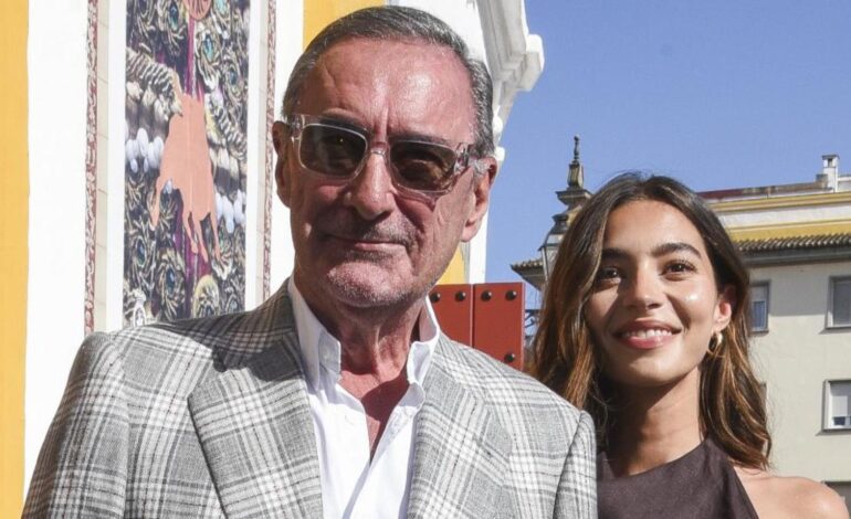Imágenes del día: la frase poética con la que Carlos Herrera titula el espectacular posado en bikini de su hija, Rocío Crusset