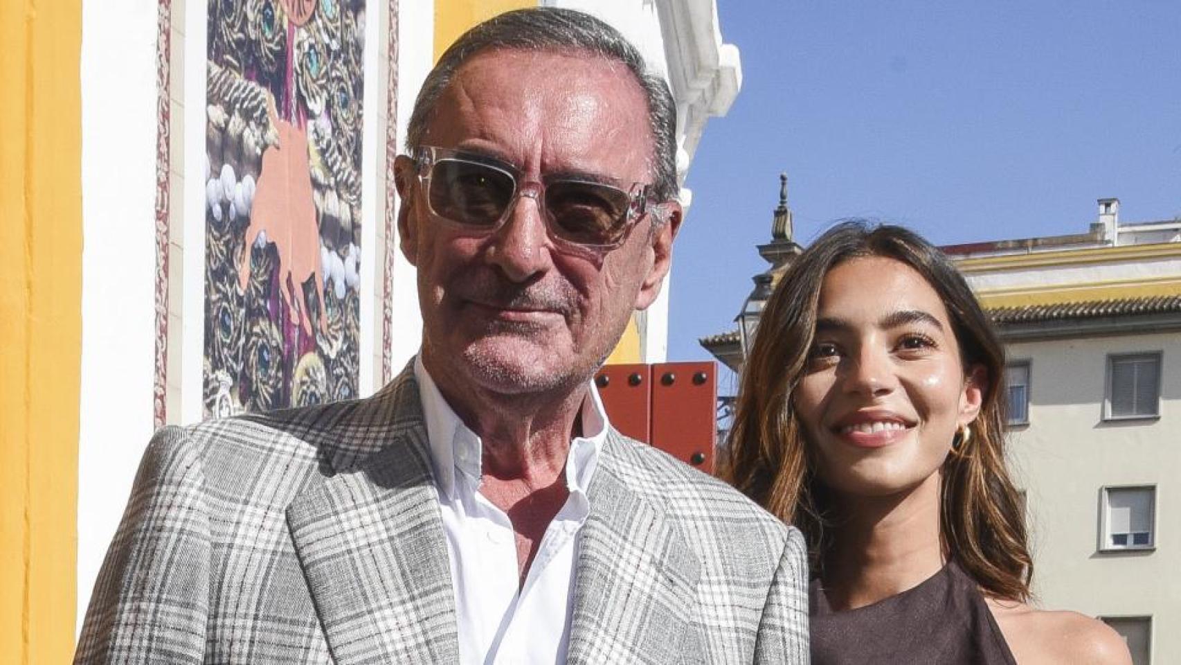 Imágenes del día: la frase poética con la que Carlos Herrera titula el espectacular posado en bikini de su hija, Rocío Crusset