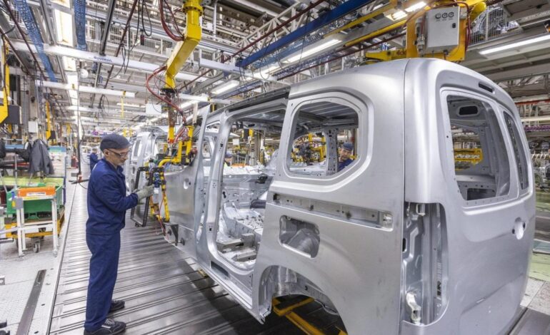 Stellantis pierde 2.256 millones en el primer semestre y prevé un impacto arancelario de 1.500 millones en 2025