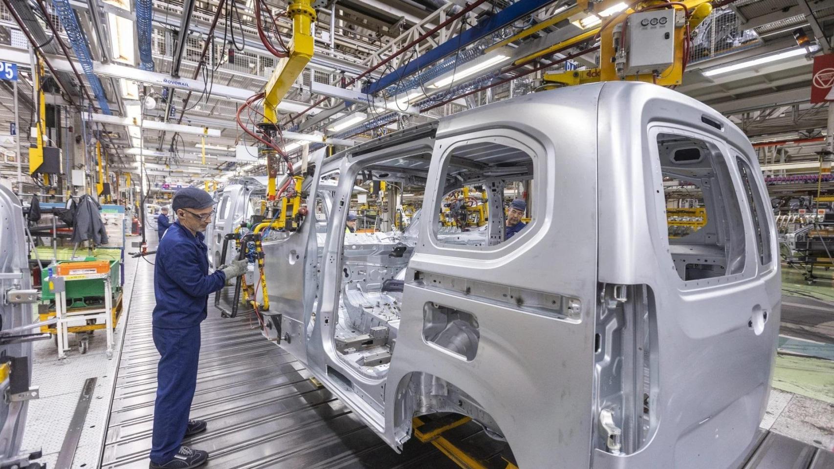 Stellantis pierde 2.256 millones en el primer semestre y prevé un impacto arancelario de 1.500 millones en 2025
