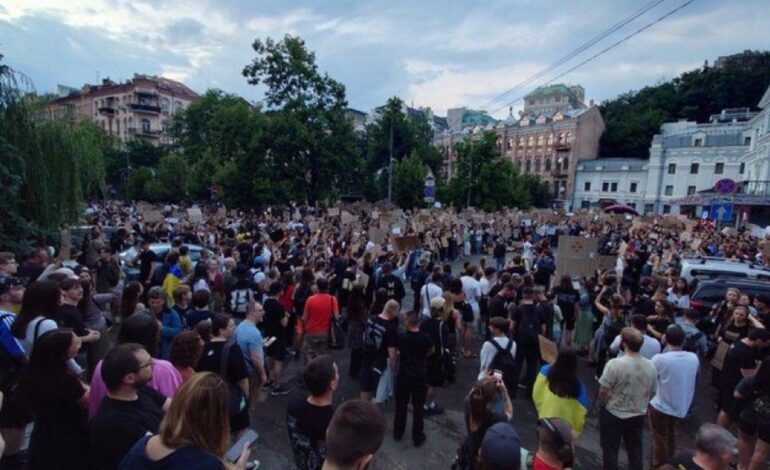 Zelenski defiende su pulso con las agencias anticorrupción ante las primeras protestas desde el inicio de la guerra