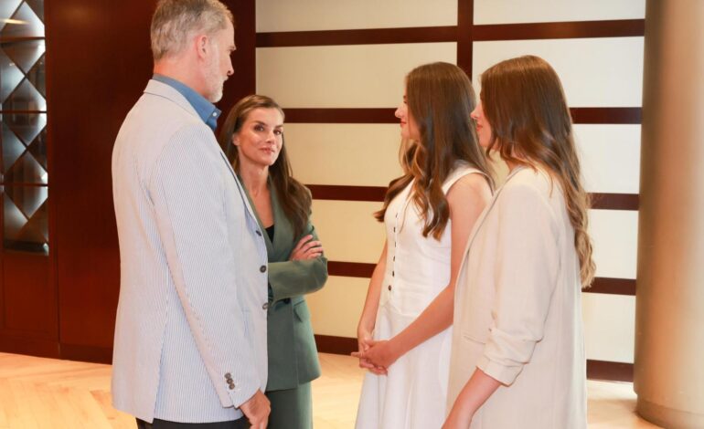 Felipe VI y Letizia, y sus hijas, Leonor y Sofía, se reúnen con los seis jóvenes ganadores de los Princesa de Girona
