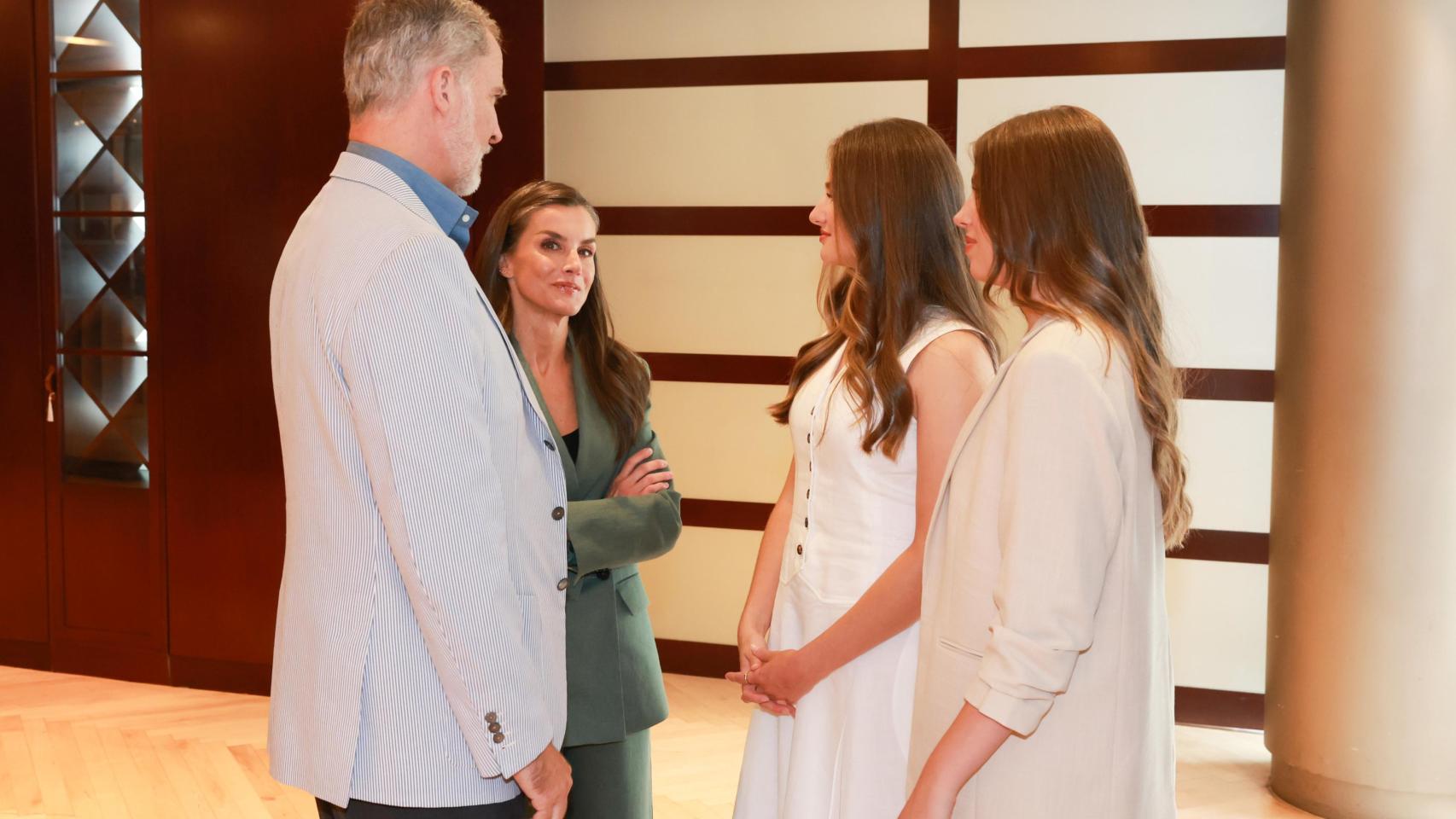 Felipe VI y Letizia, y sus hijas, Leonor y Sofía, se reúnen con los seis jóvenes ganadores de los Princesa de Girona