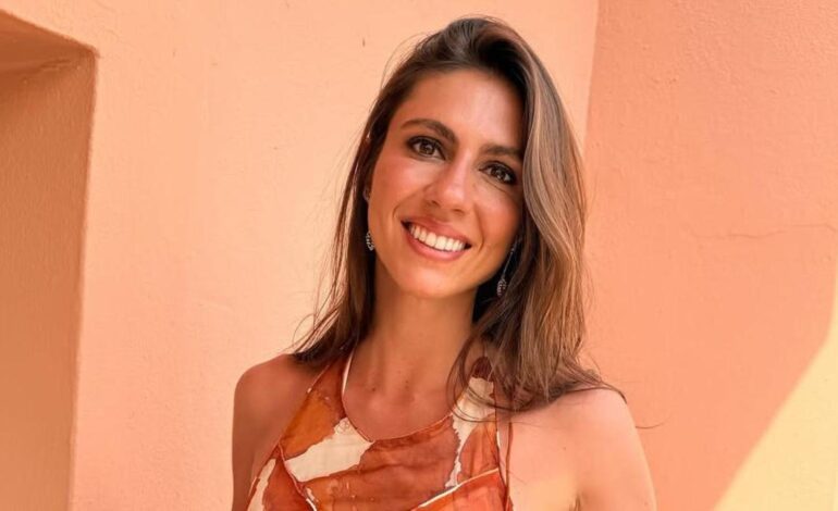 Ana Cristina Portillo se apunta a la última tendencia del verano y utiliza uno de sus pañuelos de seda como cinturón