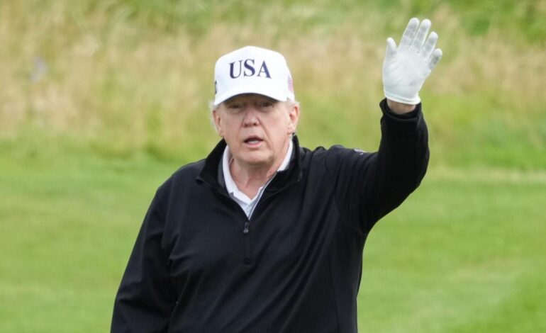 juega al golf sin Melania y arropado por su hijo Eric y su portavoz