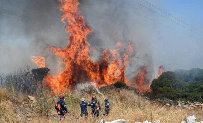 Un incendio en Grecia obliga a evacuar a más de 5.000 personas ante su expansión y deja a seis bomberos heridos