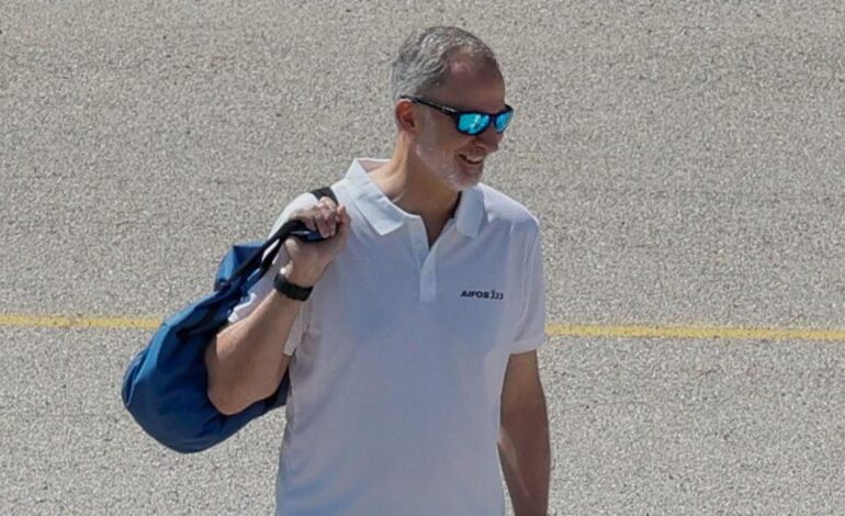 reaparece con ‘look’ de vela y se embarca en el Aifos