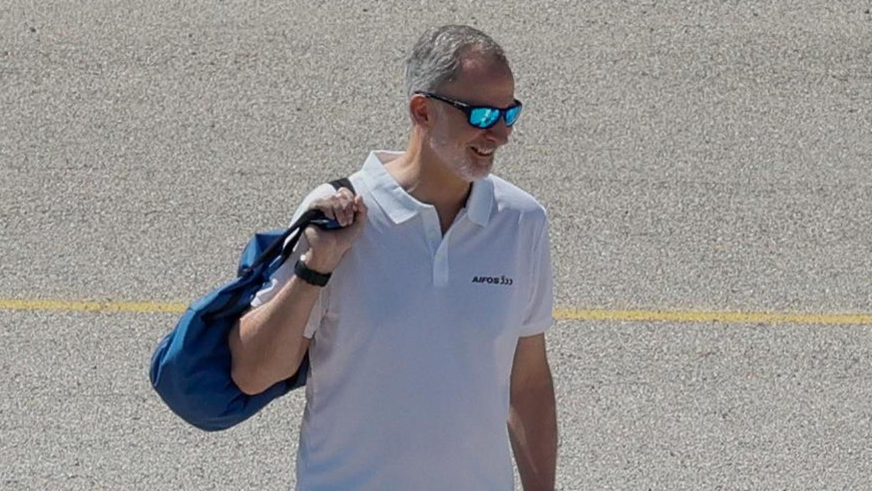 reaparece con ‘look’ de vela y se embarca en el Aifos
