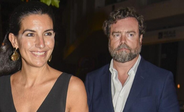 Imágenes del día: Iván Espinosa de los Monteros y Rocío Monasterio arropan a Miguel Bosé en el fin de su gira por España