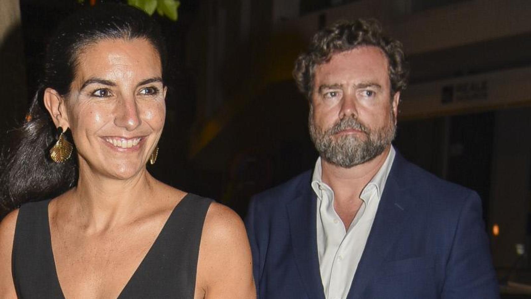 Imágenes del día: Iván Espinosa de los Monteros y Rocío Monasterio arropan a Miguel Bosé en el fin de su gira por España