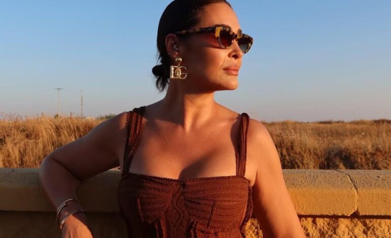 Vicky Martín Berrocal se rinde al encanto mediterráneo de Charo Ruiz durante sus vacaciones en Punta Umbría
