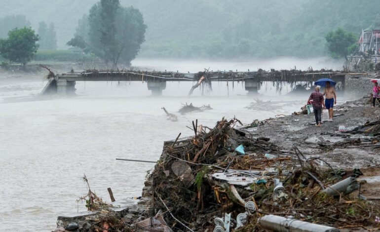 Más de 30 muertos en Pekín y 80.000 personas evacuadas por fuertes lluvias e inundaciones