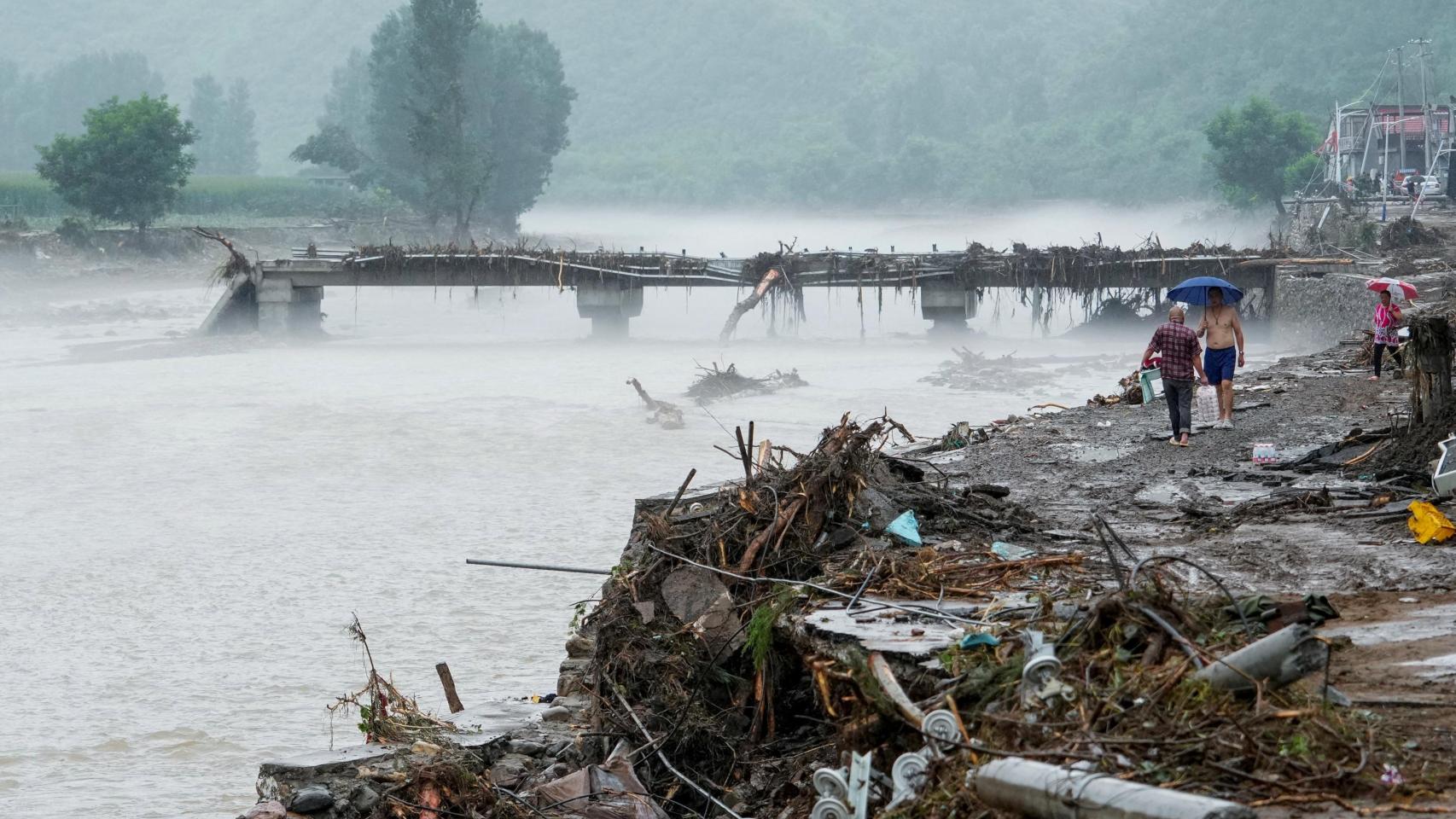 Más de 30 muertos en Pekín y 80.000 personas evacuadas por fuertes lluvias e inundaciones