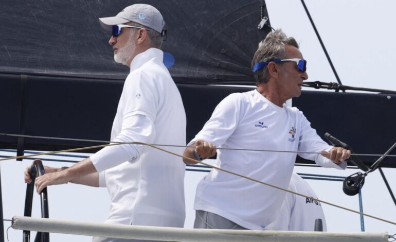 el uniforme del Aifos, menorquinas, gafas polarizadas y reloj Bvlgari