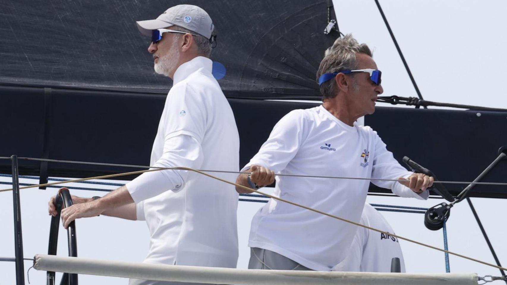 el uniforme del Aifos, menorquinas, gafas polarizadas y reloj Bvlgari