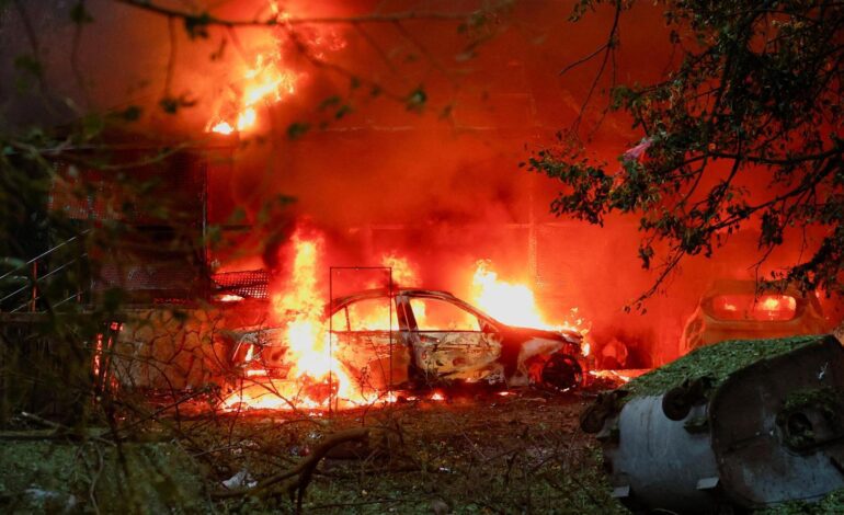 Al menos 6 muertos y más de 50 heridos en un ataque ruso masivo en Kiev contra un edificio residencial