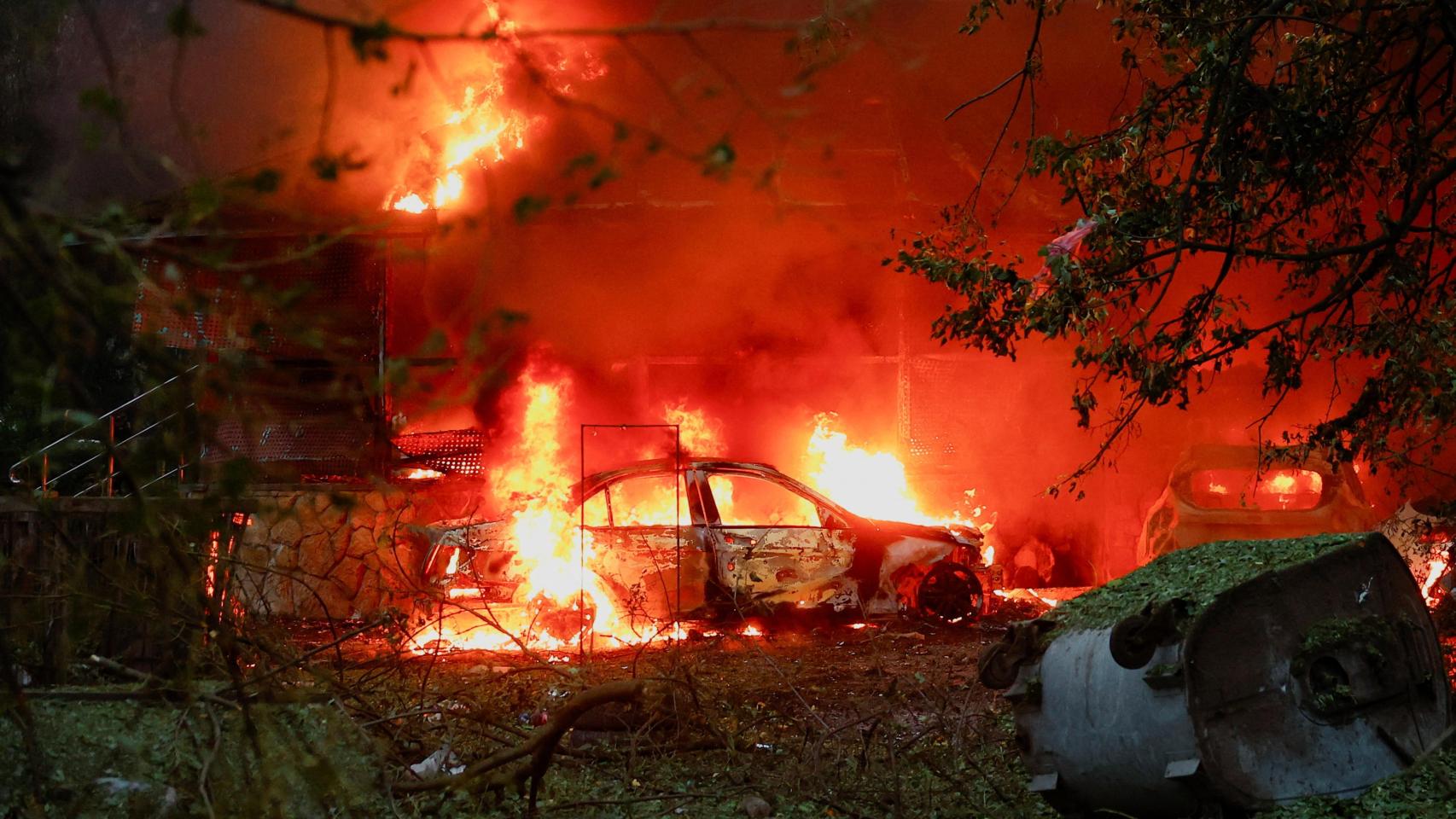Al menos 6 muertos y más de 50 heridos en un ataque ruso masivo en Kiev contra un edificio residencial