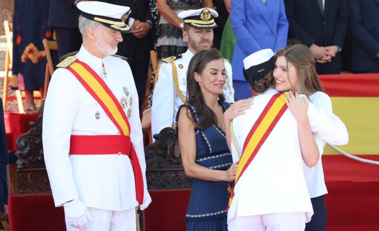 La Princesa Leonor se reencuentra con los Reyes Felipe y Letizia y la Infanta Sofía en Marín: abrazos, un honor y un adiós