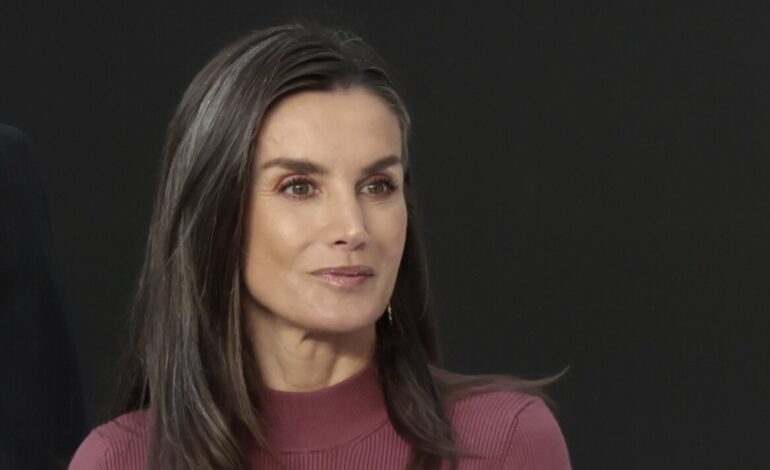 El gesto de la Reina Letizia que evidencia que sí está cómoda de vacaciones en Marivent con Felipe VI y Leonor y Sofía