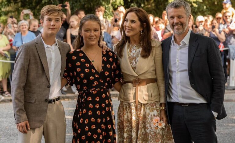Federico y Mary de Dinamarca finalizan sus polémicas vacaciones privadas y comienzan las oficiales con un buen susto