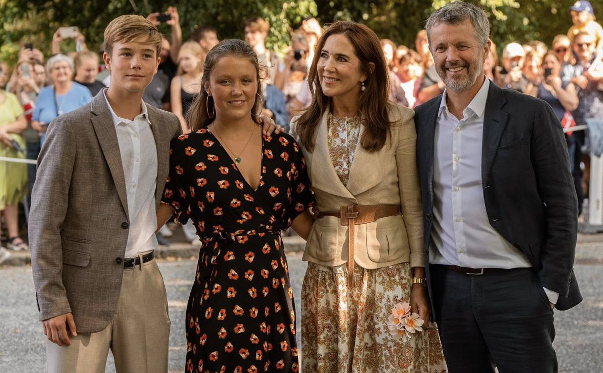 Federico y Mary de Dinamarca finalizan sus polémicas vacaciones privadas y comienzan las oficiales con un buen susto