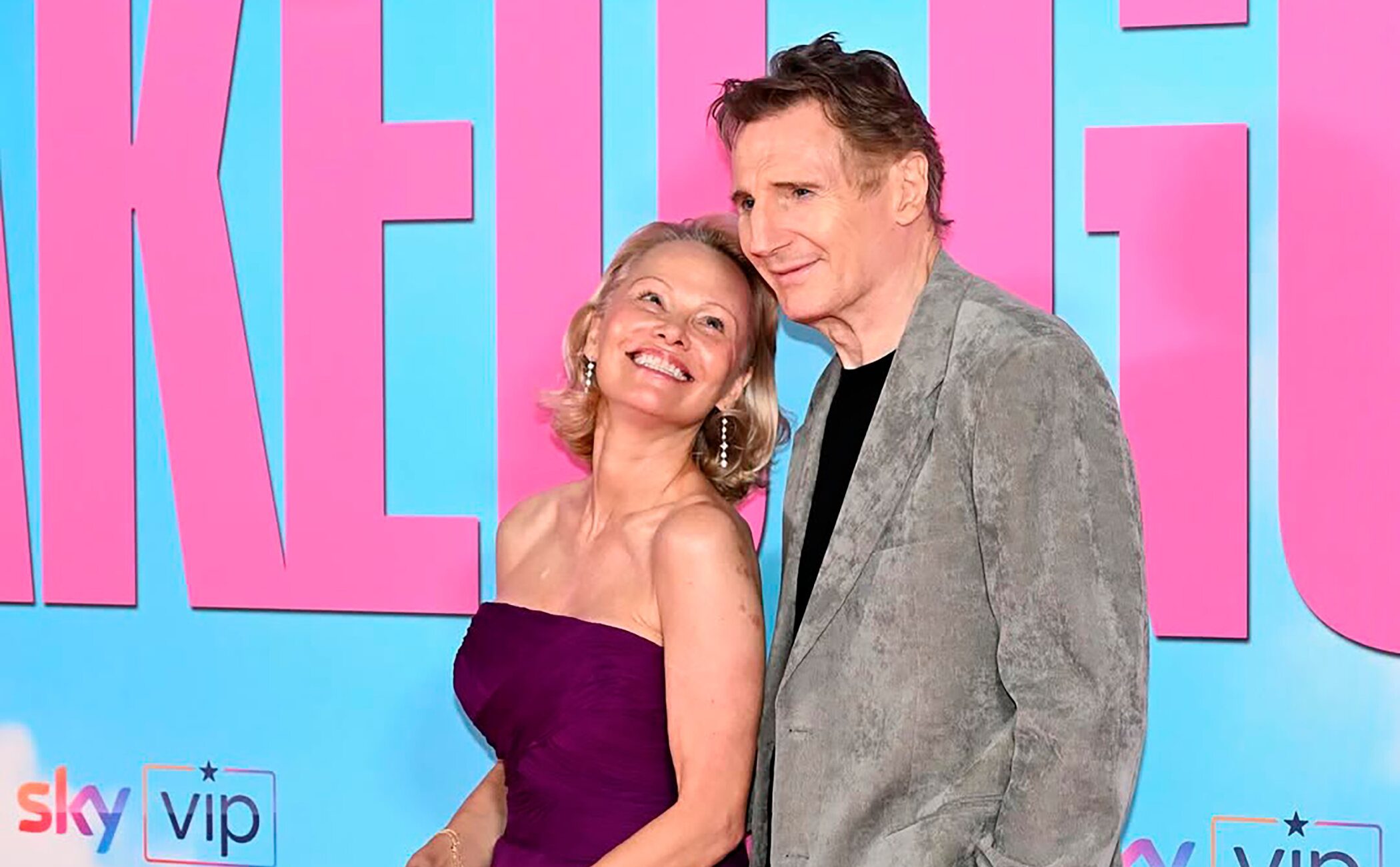 Pamela Anderson y Liam Neeson confirman su relación en plena gira de promoción de su película