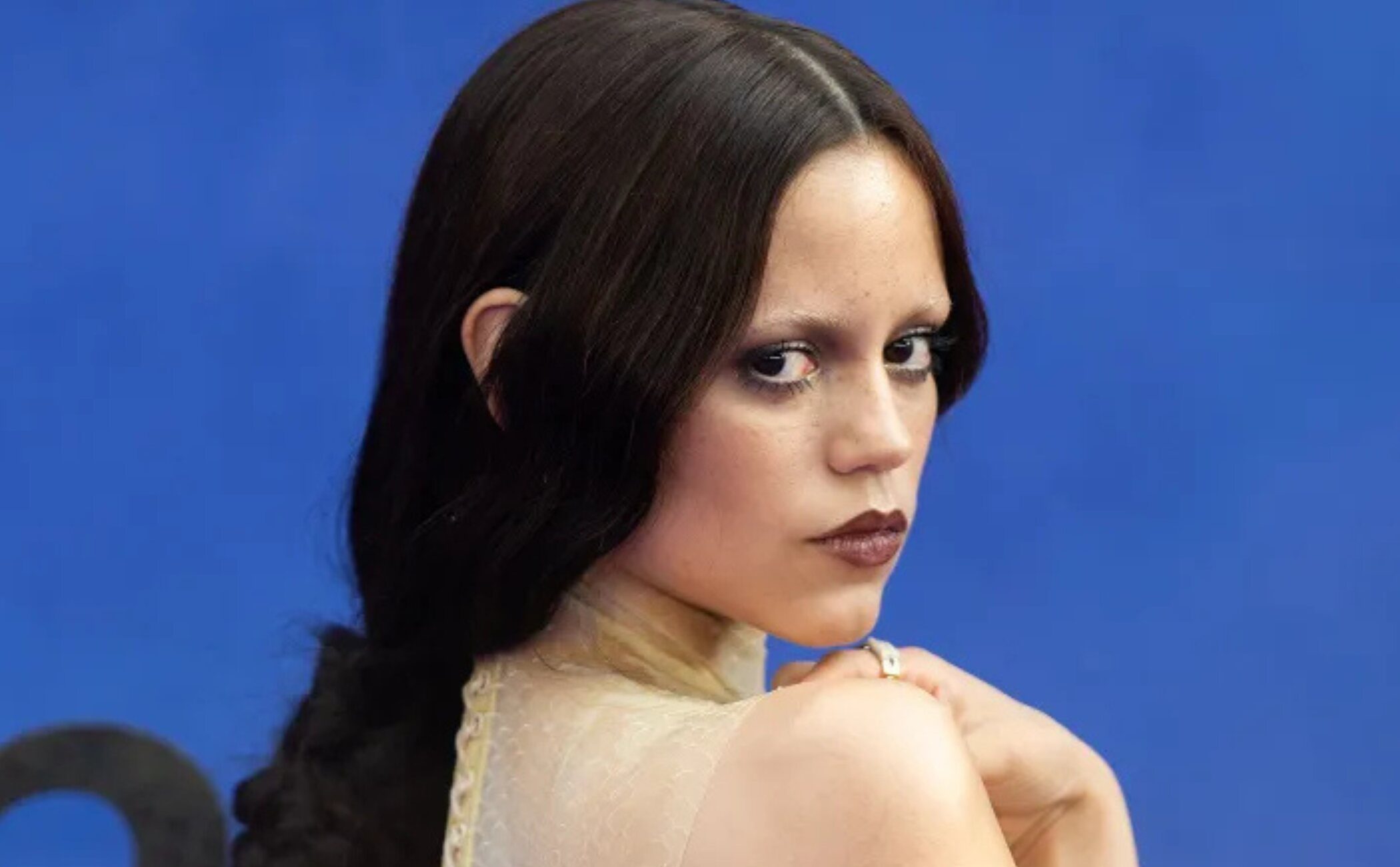 Jenna Ortega presenta la nueva entrega de Wednesday con look inspirado en su personaje