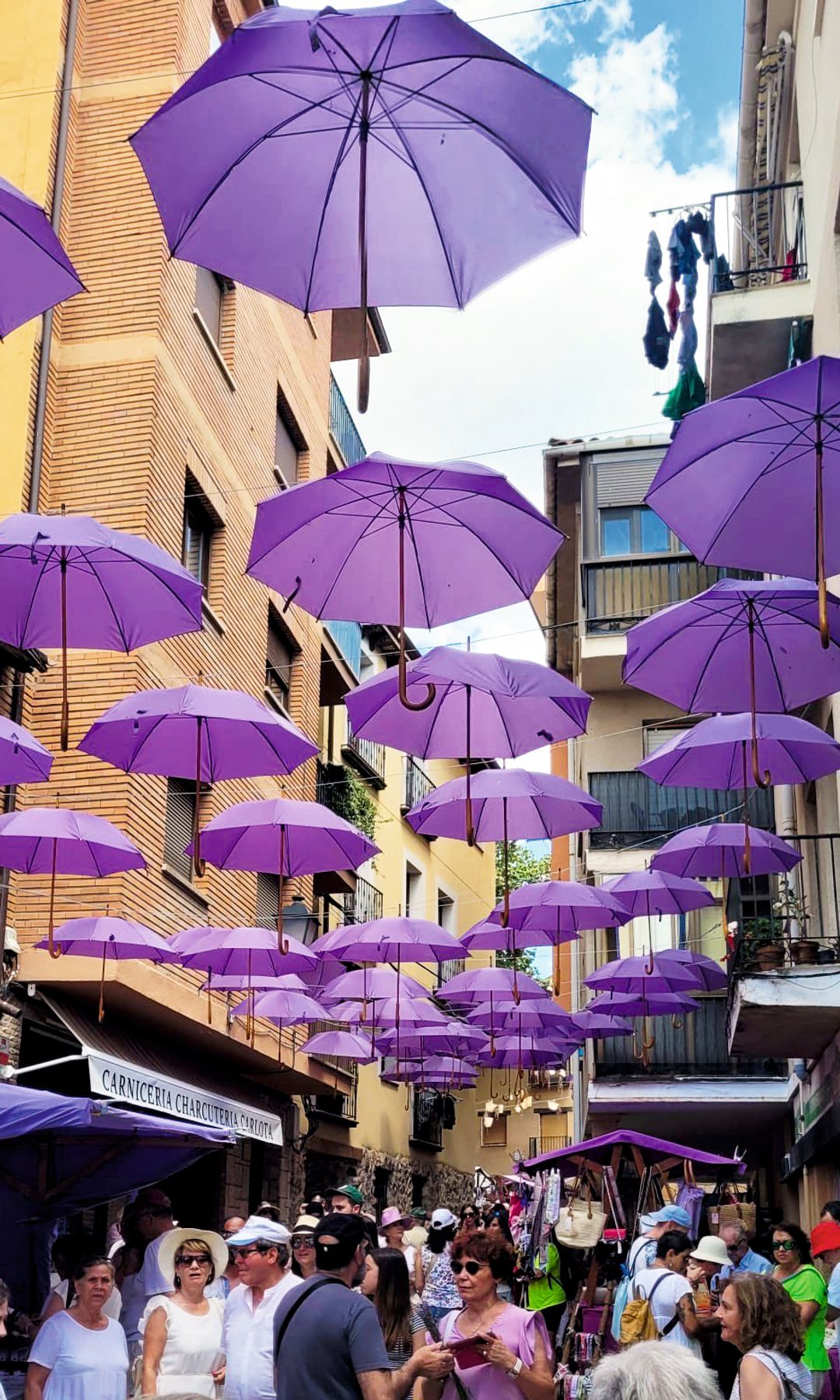 El paraguas morado está suspendido del Festival de la Rue du de la Lavender en Brihuega. Guadalajara