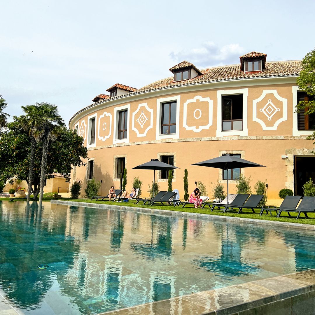 Piscina al aire libre y jardín del hotel Castilla Termal Brihuega, Guadalajara