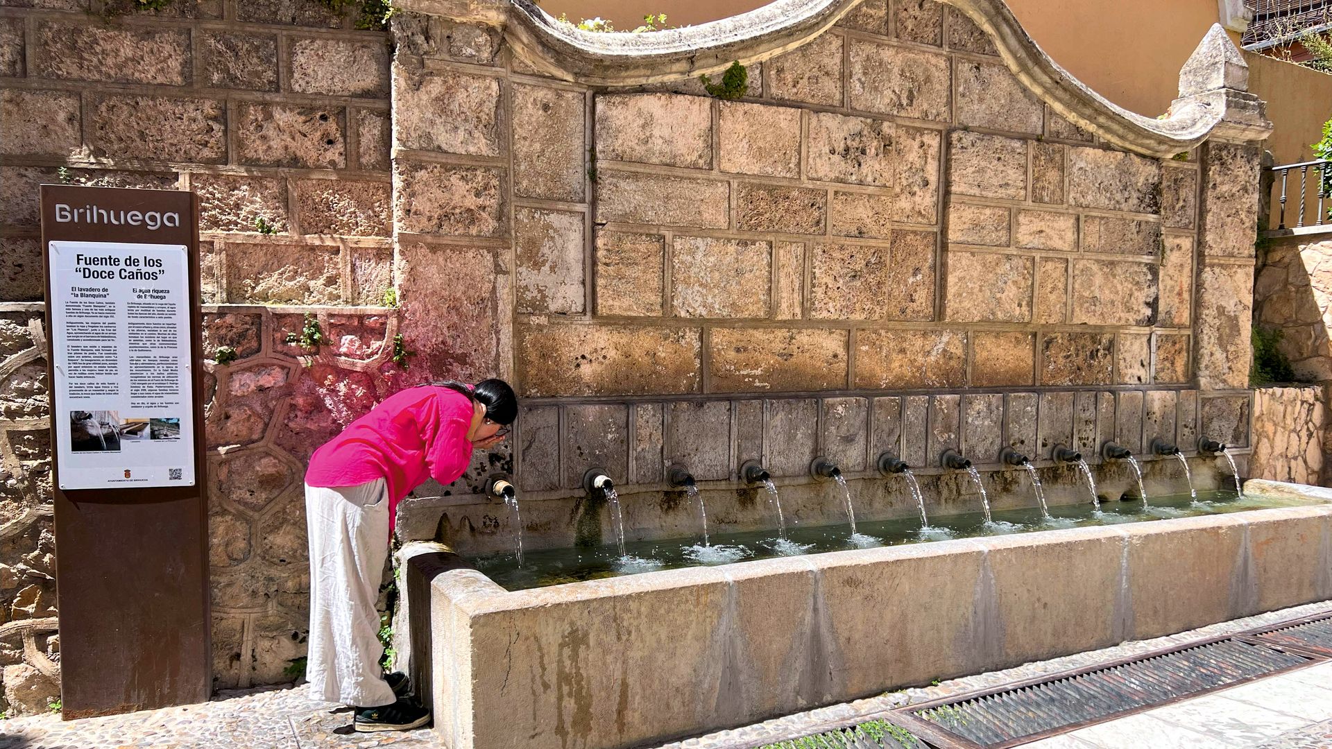 Beba agua de la fuente de las doce tuberías de la ciudad para encontrar el amor de Brihuega, Guadalajara