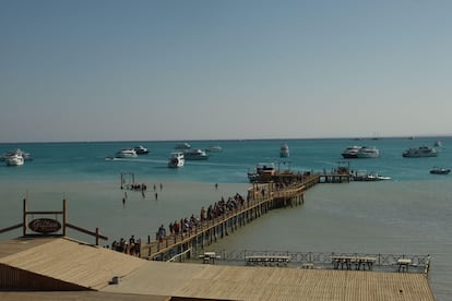 Los pasajeros suben a un barco en el puerto de Hurgada.