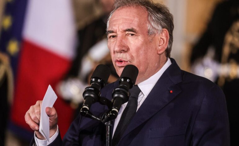 Bayrou esquiva otra moción de censura y depende de Le Pen