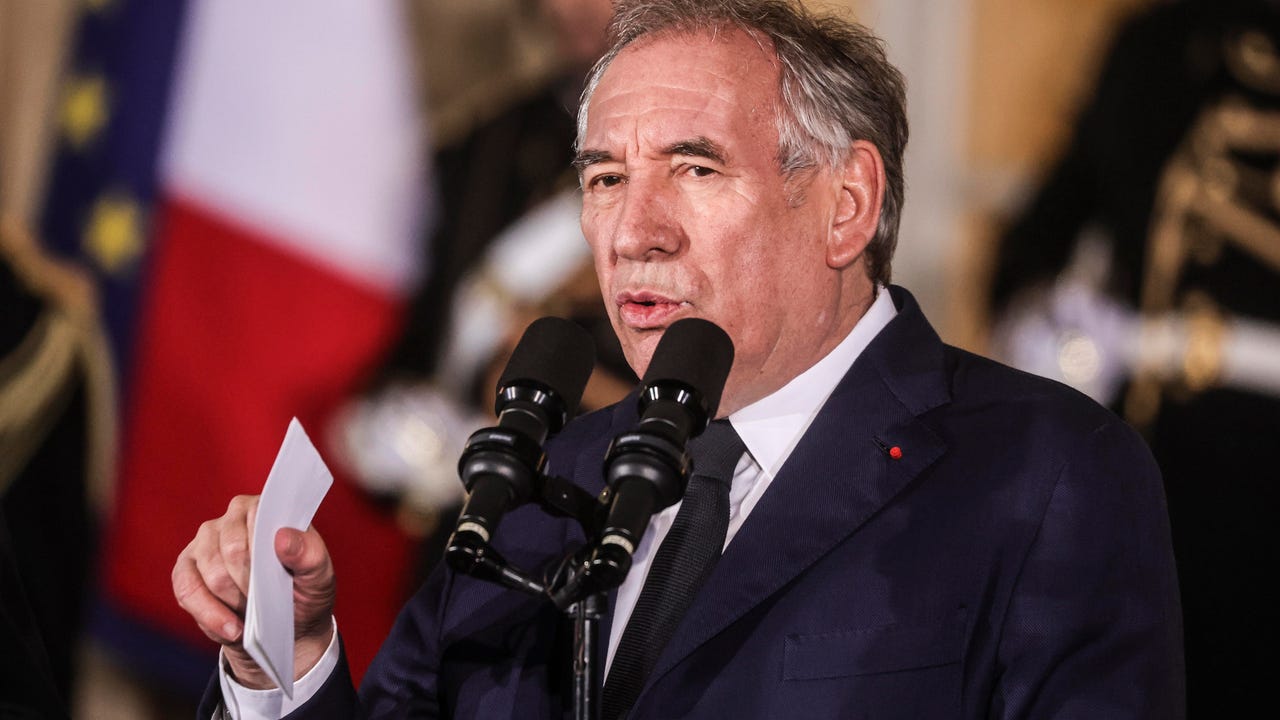 Bayrou esquiva otra moción de censura y depende de Le Pen