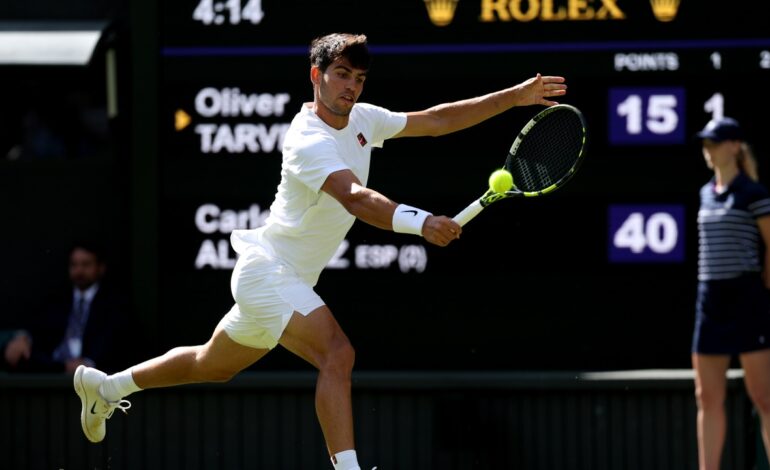 El remate de revés de Carlos Alcaraz que dejó a la central de Wimbledon con las manos en la cabeza