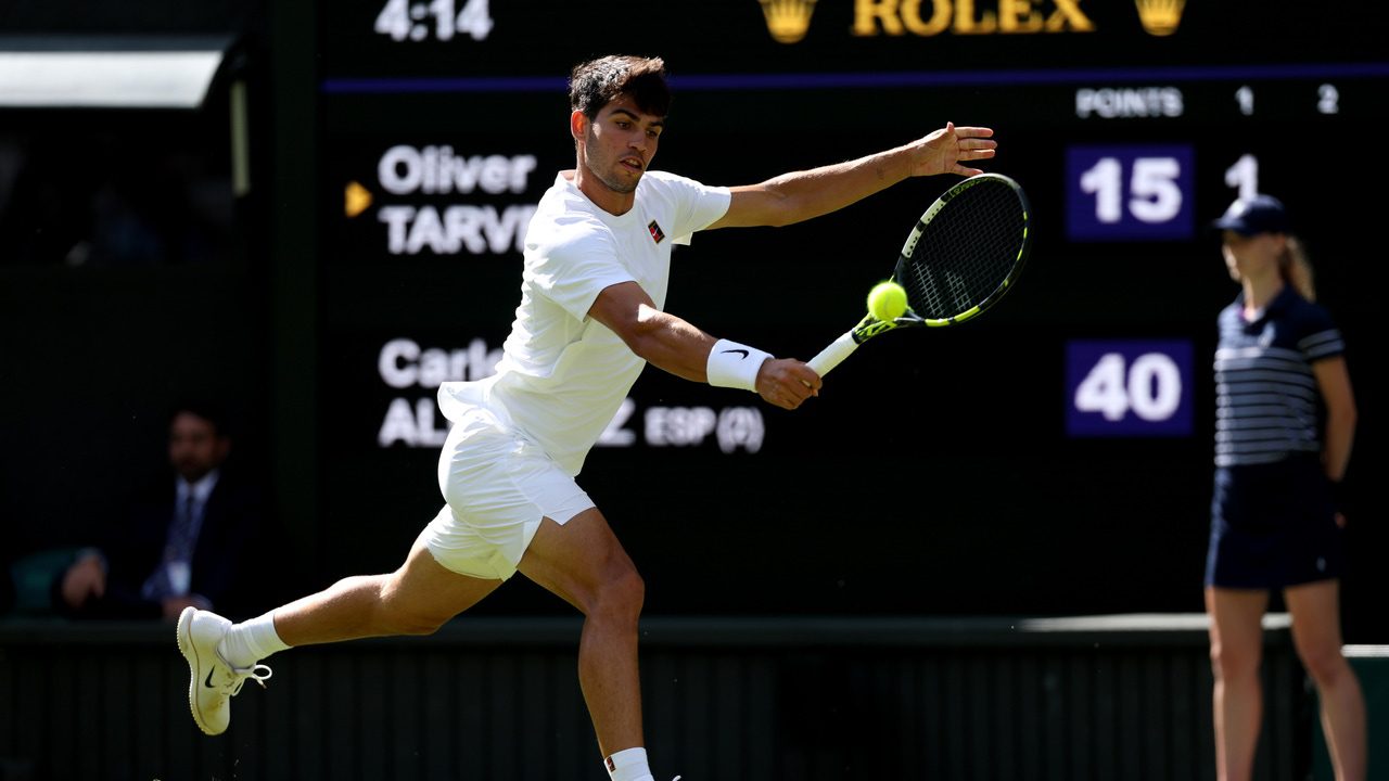 El remate de revés de Carlos Alcaraz que dejó a la central de Wimbledon con las manos en la cabeza