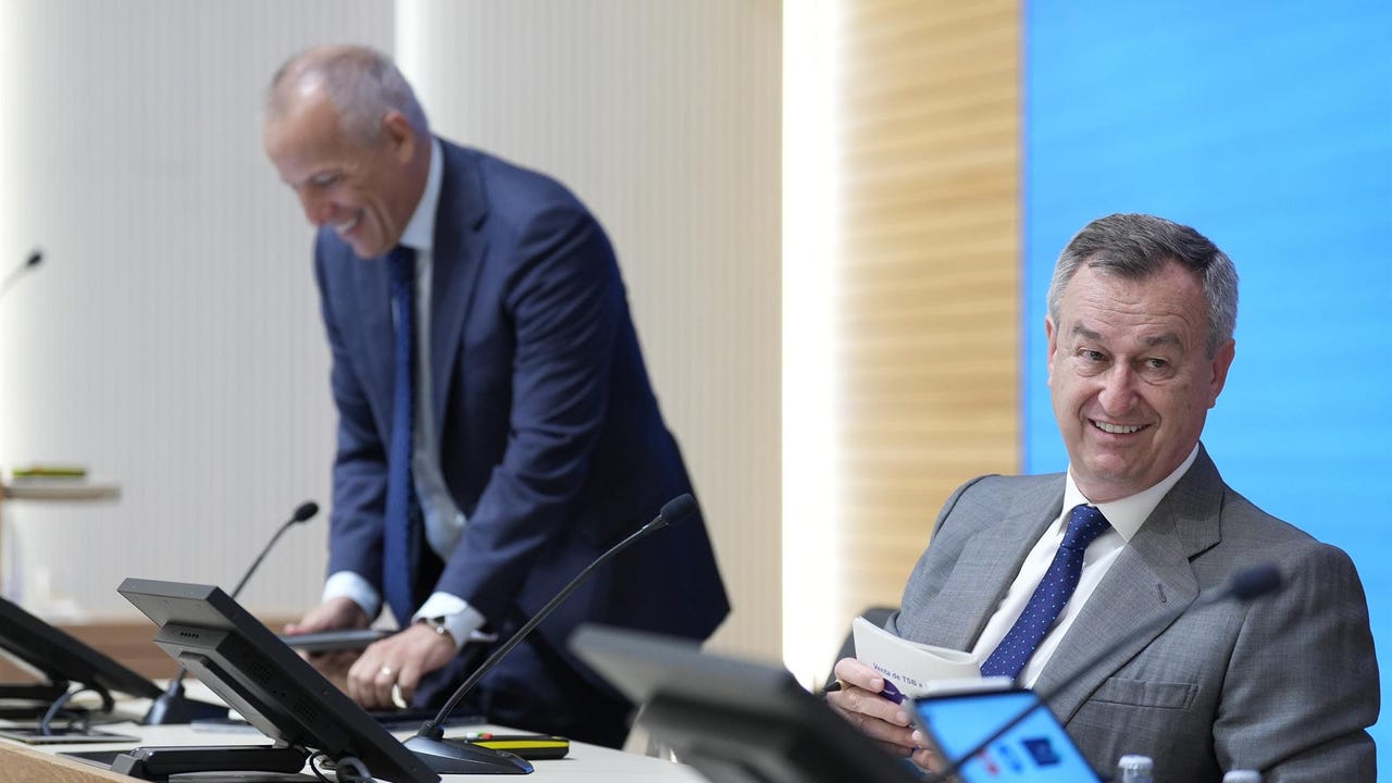 los accionistas solo cobrarán el superdividendo por TSB si rechazan la opa de BBVA