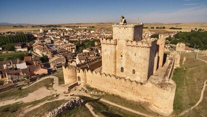 El castillo de Turégano, en cuyo interior se encuentra una iglesia románica.