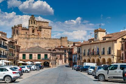La plaza Porticada de Turégano, con el castillo al fondo.