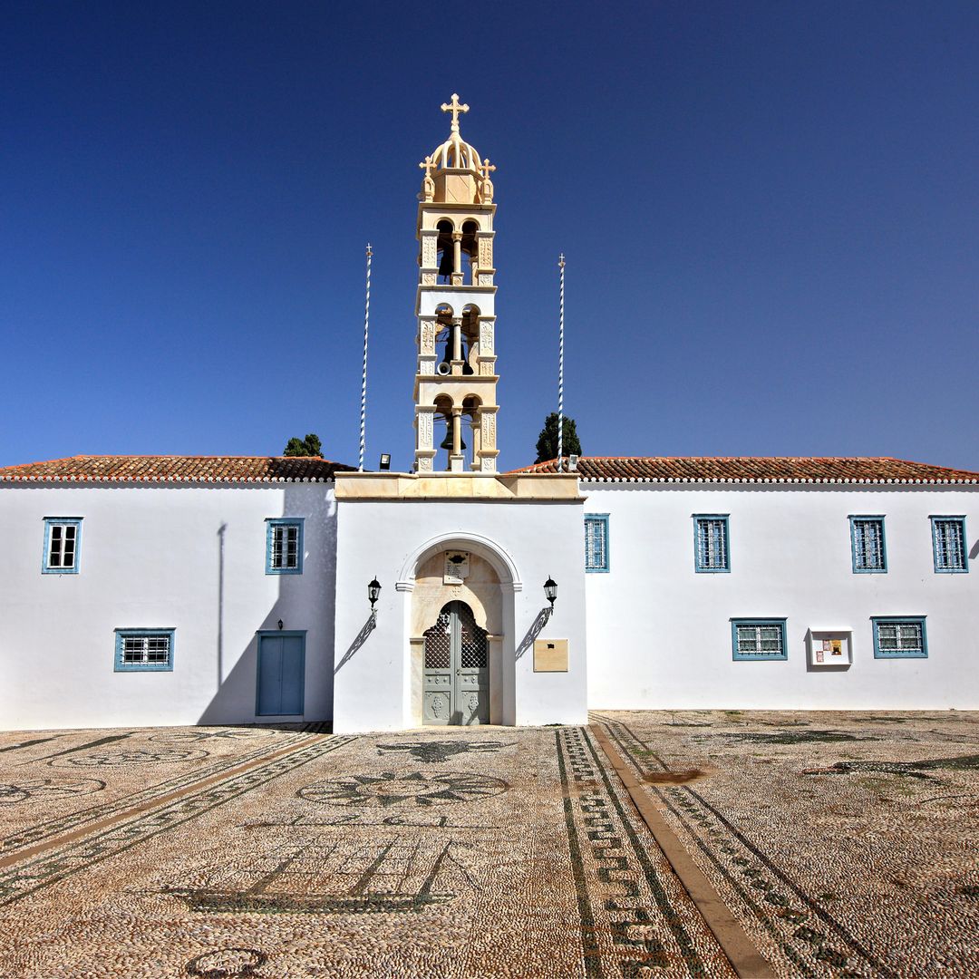 Iglesia Nikolaos Agios ("San Nicolás") Y su impresionante suelo pavimentado, Spetsian Island, Attica, Grecia