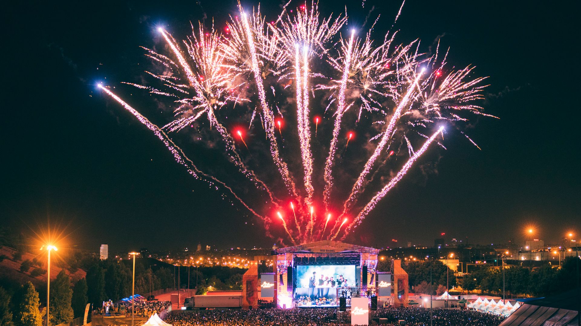 Festival de música de Babel River, escena y fuegos artificiales en Madrid, 2022 