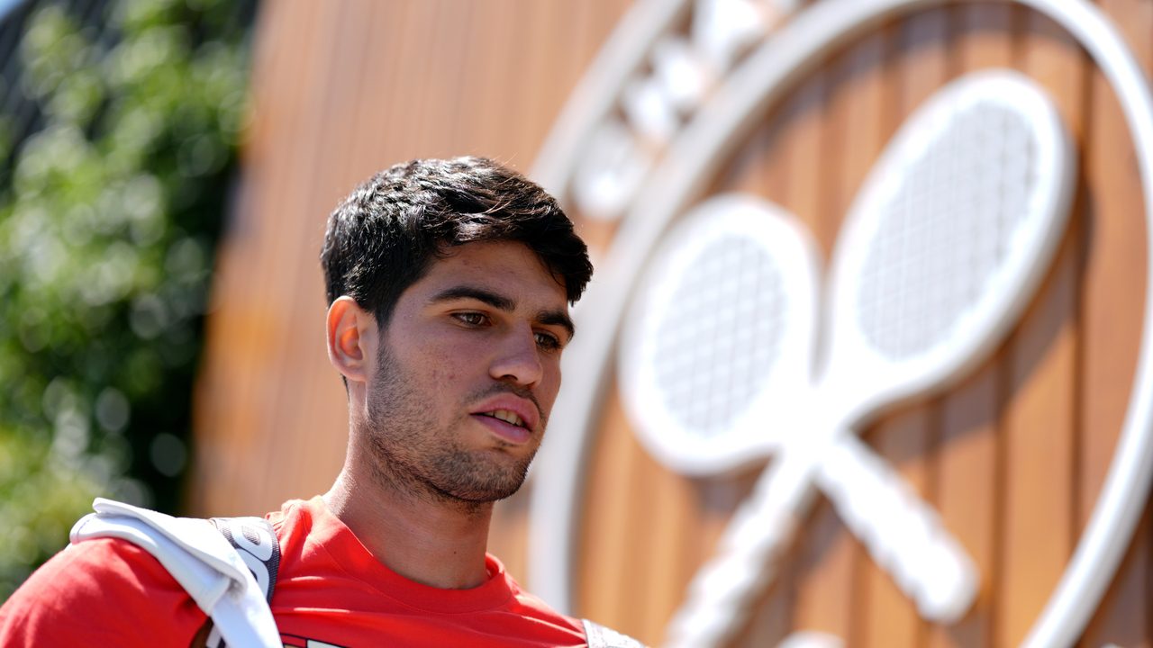 La reacción de Carlos Alcaraz a la eliminación de varios favoritos en Wimbledon: «Hemos hablado…»
