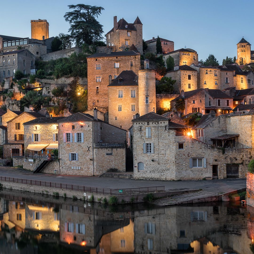 Vista nocturna de los habitantes de Puy L'Eveque en Francia