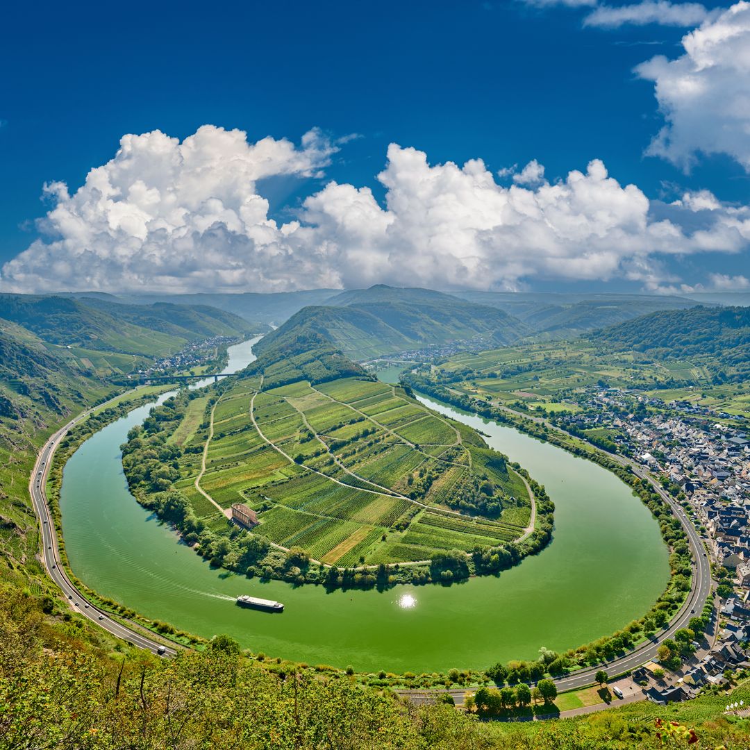 Pueblo de Bremm en unandro espectacular del río Moselle, Alemania