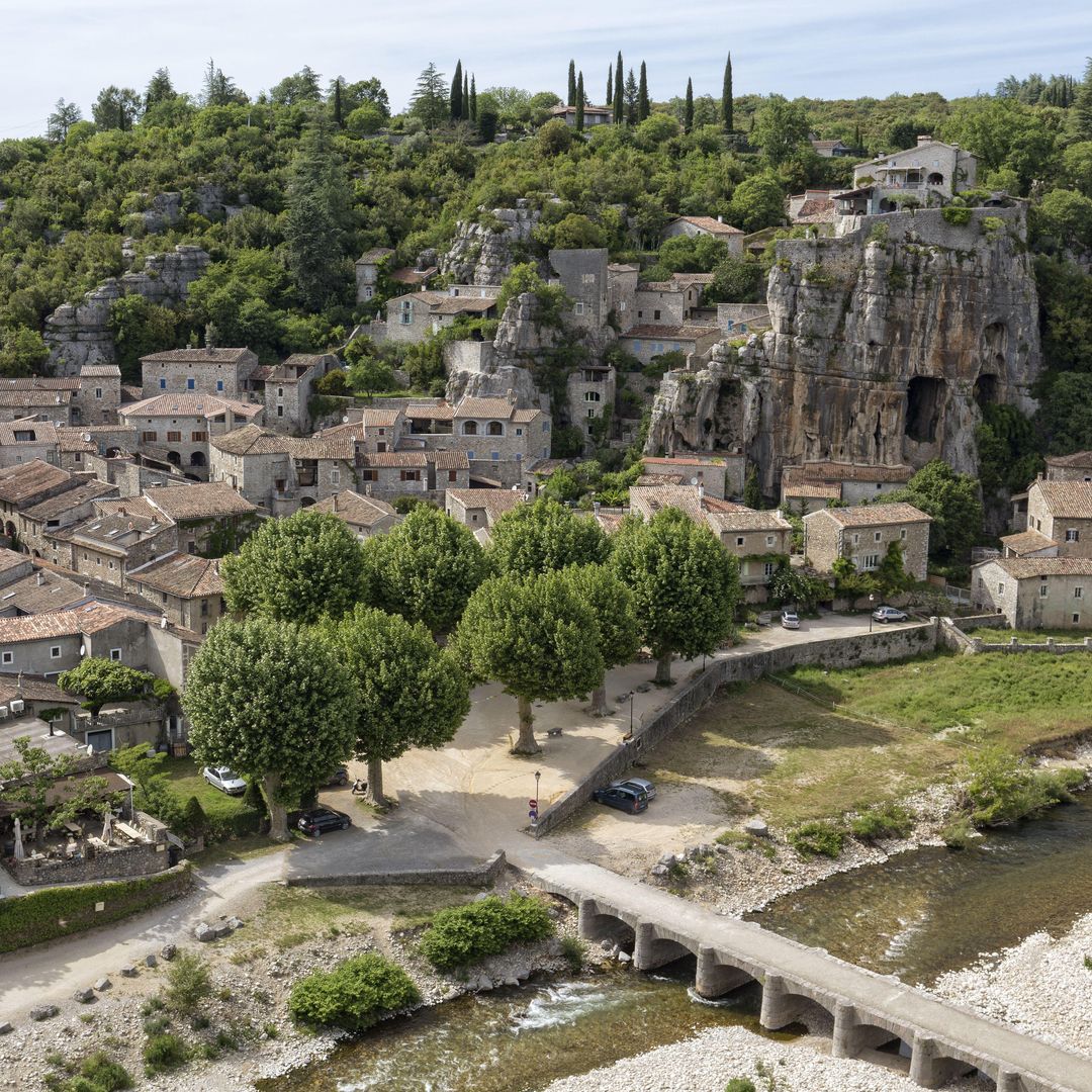 Pequeño ciudad desde Labeume para arrestar, Francia