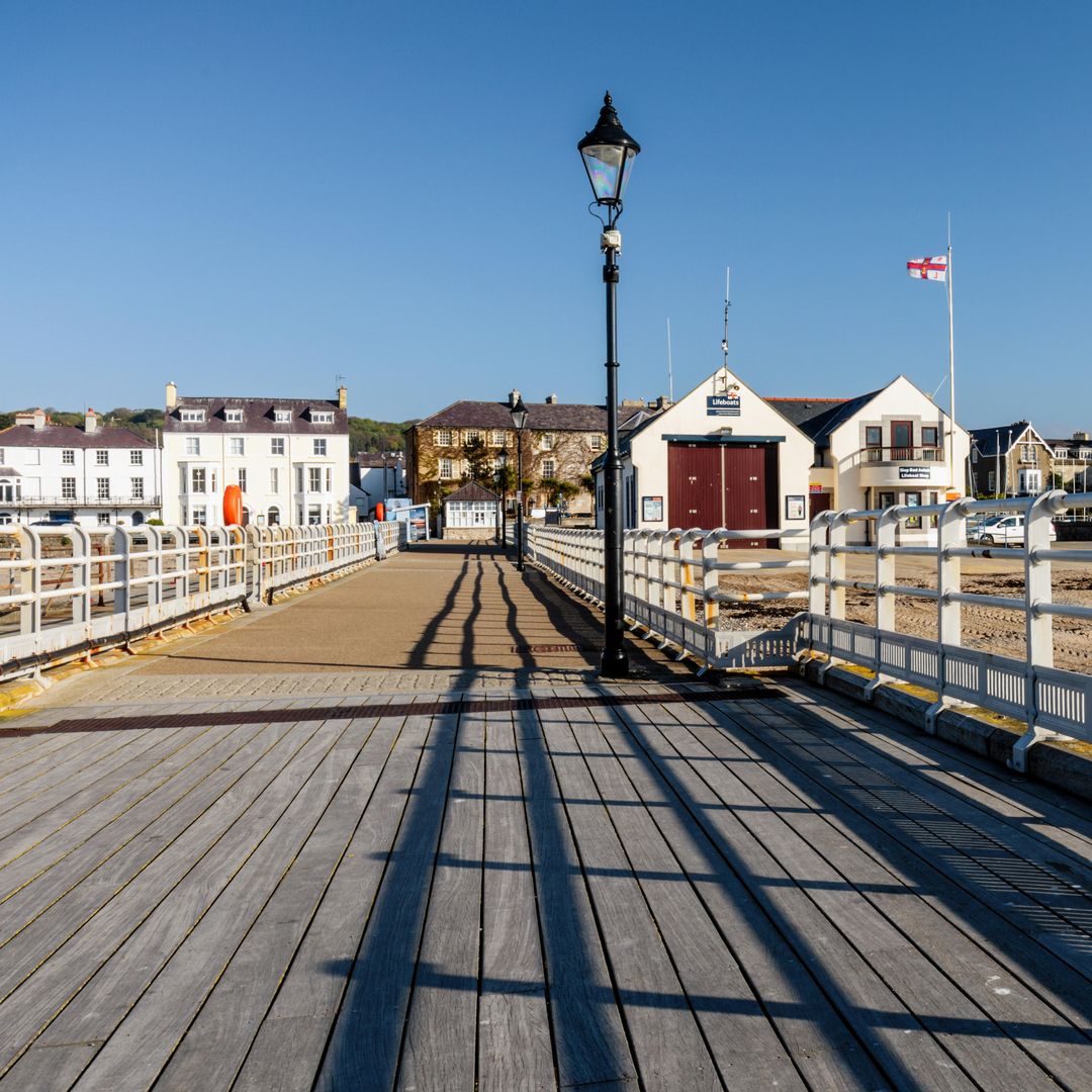 Beaumaris Pier, una hermosa ciudad de Anglesey, al norte del país de Gales, Inglaterra