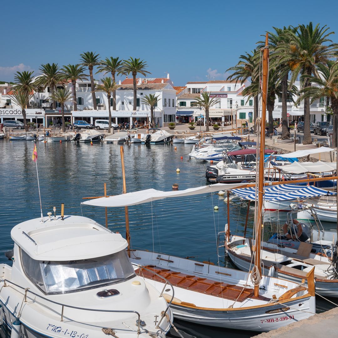 Ciudad costera de Fornells en Menorca